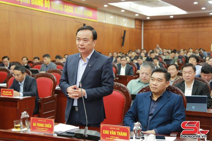 Đồng chí Hà Trung Chiến, Phó Chủ tịch Thường trực UBND tỉnh phát biểu tại cuộc họp.