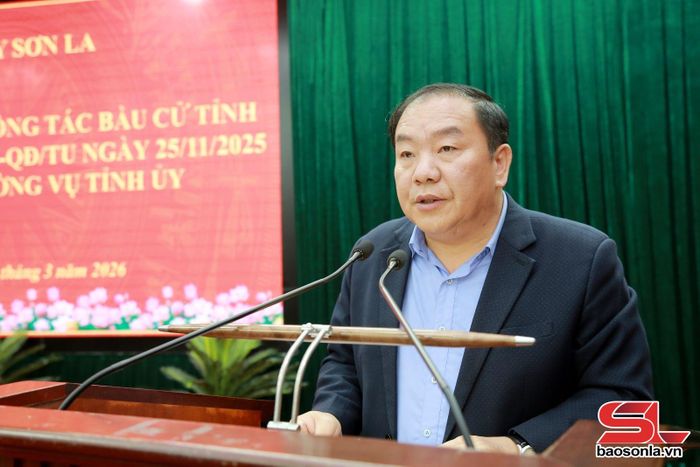 Đồng chí Chá A Của, Phó Bí thư Tỉnh ủy, Chủ tịch Ủy ban MTTQ Việt Nam tỉnh báo cáo kết quả thực hiện công tác chuẩn bị, tổ chức cuộc bầu cử đại biểu Quốc hội khóa XVI và đại biểu HĐND các cấp nhiệm kỳ 2026-2031.