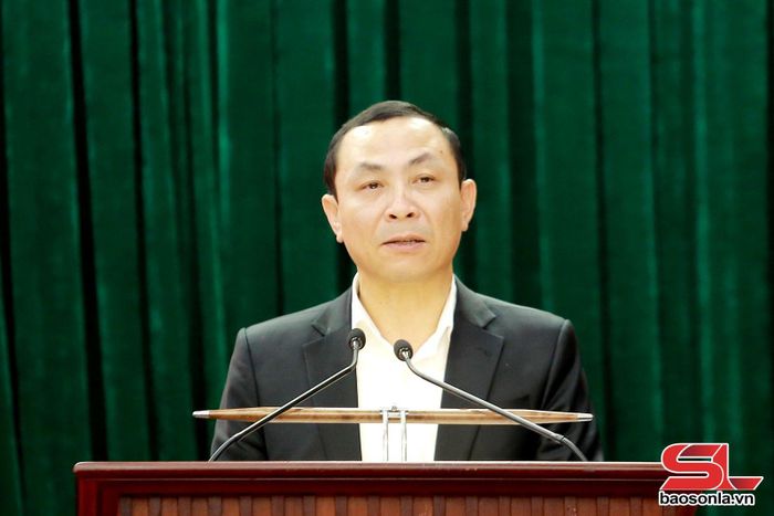 Đồng chí Nguyễn Đức Thành, Trưởng Ban Tổ chức Tỉnh ủy báo cáo tiến độ triển khai thực hiện nhiệm vụ của Ban Chỉ đạo bầu cử tỉnh.