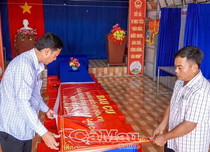 Nhà văn hóa ấp Sào Lưới B, nơi đặt các tổ bầu cử được trang trí trang trọng, tạo không khí phấn khởi cho ngày hội lớn của toàn dân