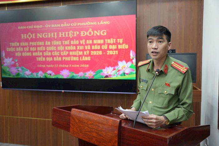 Đồng chí Trần Mạnh Toàn - Phó Trưởng Công an phường Láng triển khai kế hoạch và phương án bố trí lực lượng bảo đảm an ninh, trật tự cuộc bầu cử. Ảnh: PV