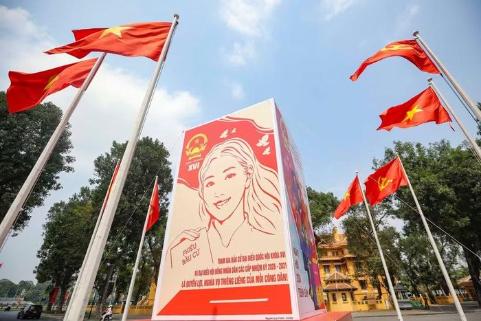 Không khí chuẩn bị cho cuộc bầu cử đại biểu Quốc hội khóa XVI và HĐND các cấp nhiệm kỳ 2026-2031 lan tỏa khắp các tuyến đường của Thủ đô