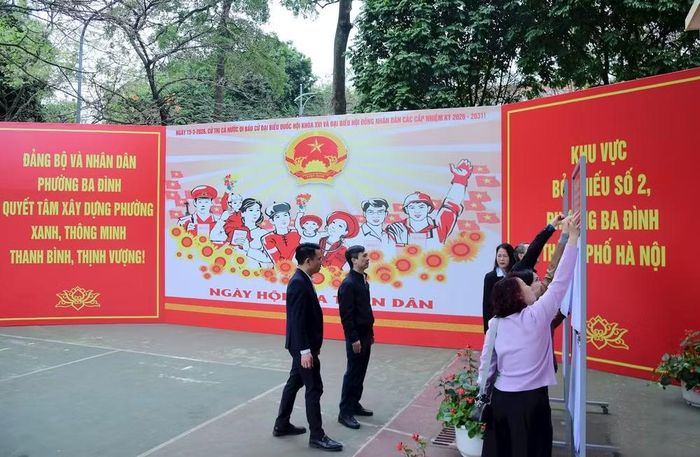 Tại Trường THPT Phan Đình Phùng, một trong những ngôi trường có kiến trúc đẹp và lâu đời của Hà Nội, khu vực bỏ phiếu được trang hoàng nổi bật với cờ đỏ, băng rôn và nhiều tấm áp phích cỡ lớn