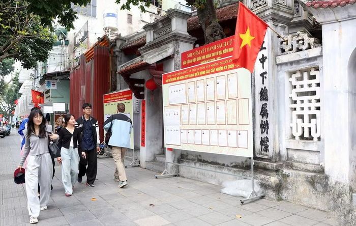 Tại khu di tích đình, đền Vũ Thạch trên phố Bà Triệu, các bảng niêm yết được bố trí ngay khu vực bên ngoài. Cờ Tổ quốc, băng rôn tuyên truyền và hệ thống pano được treo trang trọng, tạo nên không khí rộn ràng nhưng vẫn giữ được sự tôn nghiêm