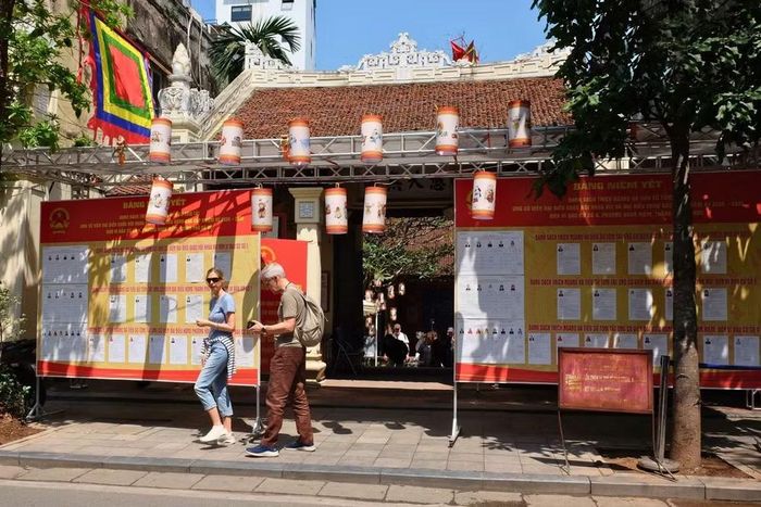 Tại Di tích Quốc gia đình Kim Ngân (phố Hàng Bạc), danh sách cử tri và ứng cử viên được treo tại vị trí thuận tiện để người dân theo dõi