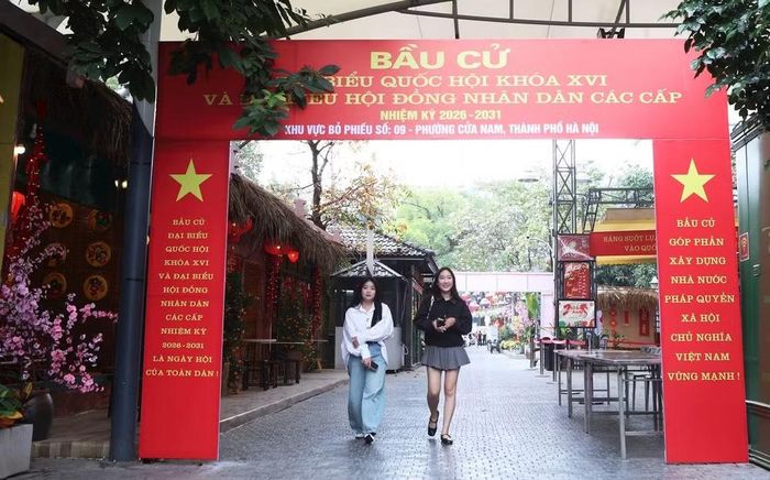 Phố sách Lý Thường Kiệt, khu vực bỏ phiếu được đặt tại vị trí trung tâm, nơi người dân và du khách thường xuyên qua lại