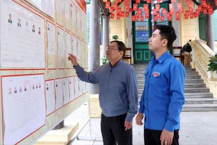 Tại các khu vực bỏ phiếu đâu đâu cũng ghi nhận cử tri tìm hiểu danh sách đại biểu