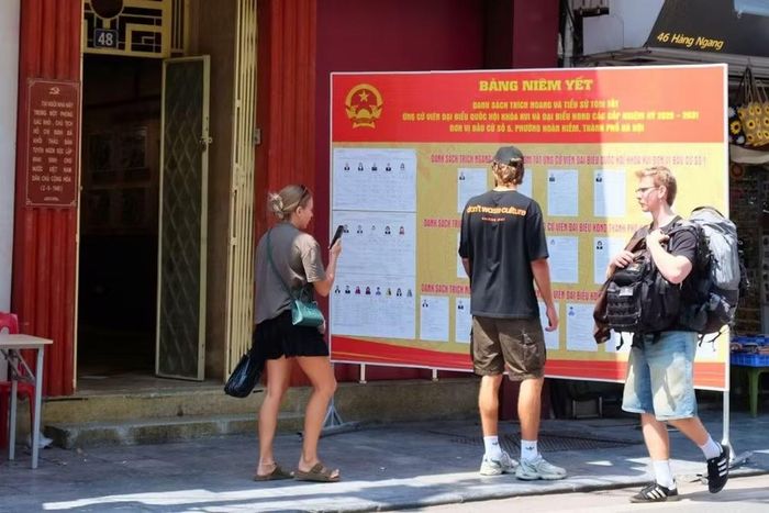 Tại khu vực trung tâm phường Hoàn Kiếm, nhiều di tích lịch sử trở thành điểm niêm yết thông tin và tổ chức bỏ phiếu cho cử tri địa phương. Không gian Di tích Nhà số 48 Hàng Ngang được bố trí trang trọng với bảng niêm yết danh sách cử tri và thông tin ứng cử viên phục vụ công tác bầu cử