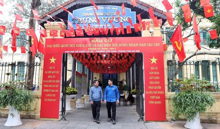Nhiều trường học trên địa bàn thành phố cũng được sử dụng làm nơi niêm yết thông tin và tổ chức bỏ phiếu