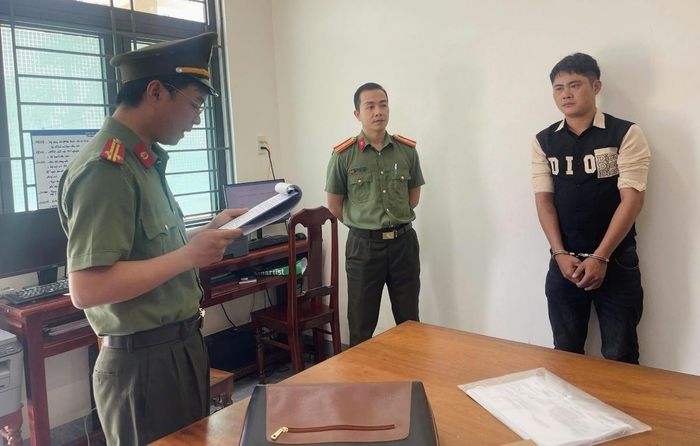 Công an tỉnh Gia Lai đọc quyết định bắt tạm giam đối với Huỳnh Công Thạnh. Ảnh: CA Gia Lai.