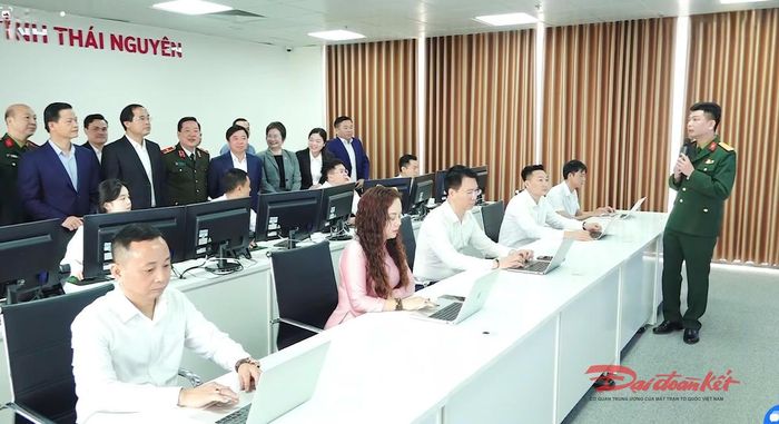 Lãnh đạo tỉnh Thái Nguyên thăm quan trung tâm điều hành. Ảnh: Nguyễn Toán.