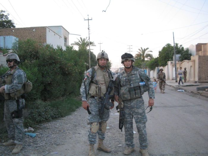 Ông Pete Hegseth (phải) tại Samarra, Iraq, năm 2006. Ảnh: New York Times. 
