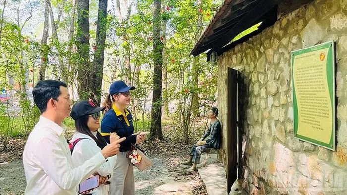 Đại biểu, du khách tham quan tại Di tích lịch sử Làng cao-su thời Pháp thuộc.