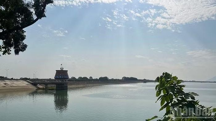 Hồ Dầu Tiếng về chiều.