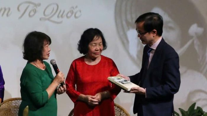 Gia đình Liệt sĩ Đặng Thùy Trâm trao tặng Bảo tàng Hà Nội nhiều hiện vật quý.