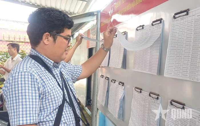 Cử tri xã Cờ Đỏ tìm hiểu thông tin các ứng cử viên. 