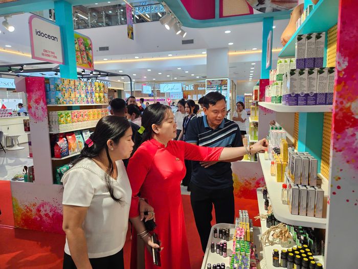  Nhiều sản phẩm xuất khẩu của Việt Nam đang được ưa chuộng thị trường toàn cầu. Ảnh: MINH XUÂN 