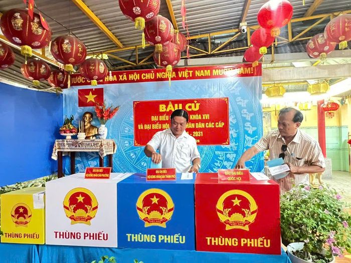  Cử tri bỏ phiếu bầu tại buổi bầu cử thử nghiệm 