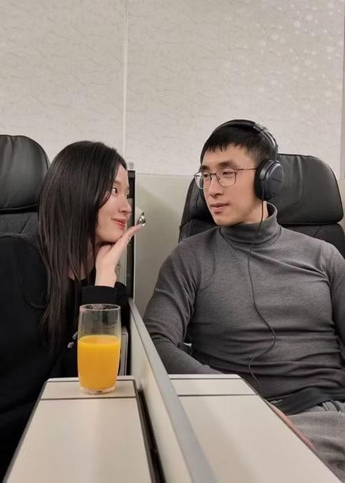 Trong khi đó, Minh Đạt giữ phong cách giản dị nhưng lịch lãm.