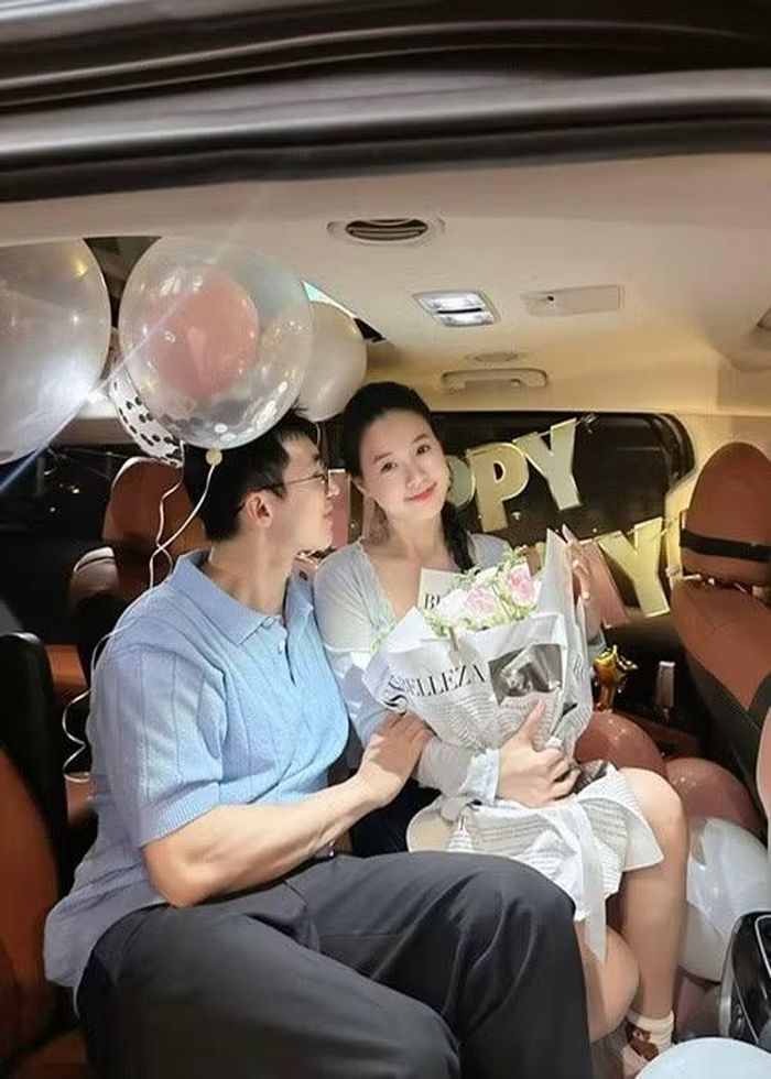 Nữ diễn viên thường chọn trang phục thanh lịch, nữ tính khi xuất hiện cùng chồng, từ váy dạ hội trong các sự kiện đến áo dài truyền thống hay trang phục đời thường.