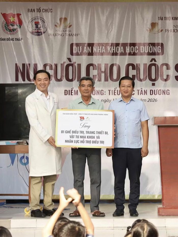 Trong khuôn khổ chương trình, Nha khoa Phương Thành đã trao tặng 1 ghế nha khoa cùng trang thiết bị và nhân lực chuyên môn cho Trường Tiểu học Tân Dương.