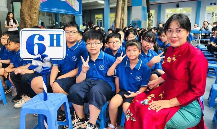 Cô, trò lớp 6H, Trường THCS Chương Dương, phường Hồng Hà, Hà Nội. Ảnh: Đình Tuệ
