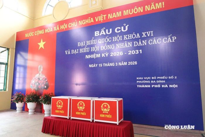 Không gian bên trong khu vực bỏ phiếu được sắp xếp trang nghiêm, khoa học, gọn gàng.