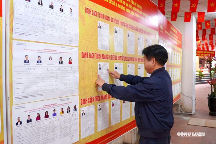 Tổ công tác bầu cử kiểm tra kỹ lưỡng các hạng mục, bảo đảm sẵn sàng cho ngày bầu cử.