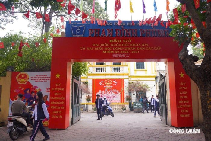 Cổng Trường THPT Phan Đình Phùng được trang trí pano, băng rôn tuyên truyền về cuộc bầu cử.