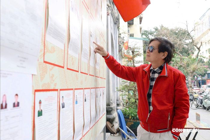 Người dân tìm hiểu thông tin các ứng cử viên tại điểm niêm yết.