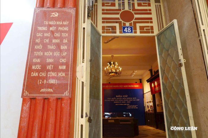 Ngôi nhà số 48 Hàng Ngang là điểm bỏ phiếu của các tổ dân phố Hàng Đào số 3, số 4, số 5 (khu vực bỏ phiếu số 22).