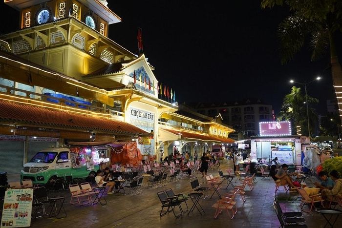 TP HCM được mệnh danh là "Thành phố không ngủ" nhờ nhịp sống hối hả, không bao giờ đứng yên. Ảnh: THCL
