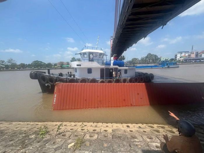 Container rớt xuống kênh.
