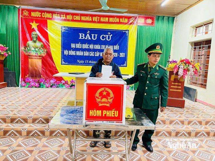 Cử tri Moong Xa Viên Minh bỏ phiếu bầu Đại biểu HĐND tỉnh Nghệ An tại phiên bầu cử sớm 13/3/2026. Ảnh: PV