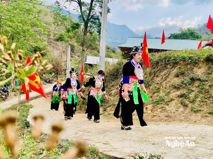 Cử tri bản Huồi Khí, xã Mường Típ đi bầu cử sớm, ngày 13/3. Ảnh: P.V
