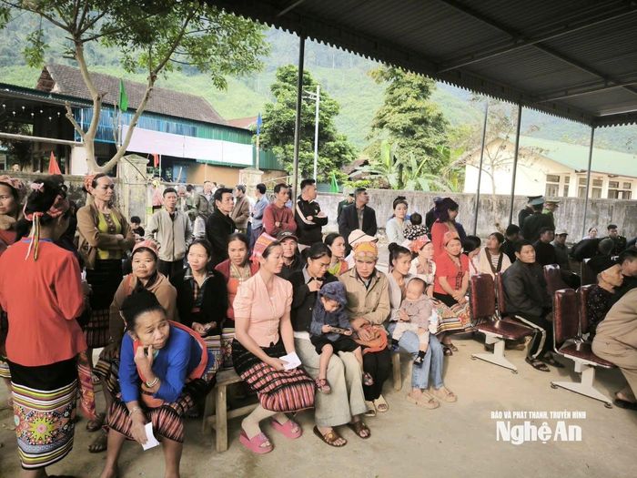 Đông đảo cử tri bản Mọi tham gia bầu cử sớm. Ảnh: P.V