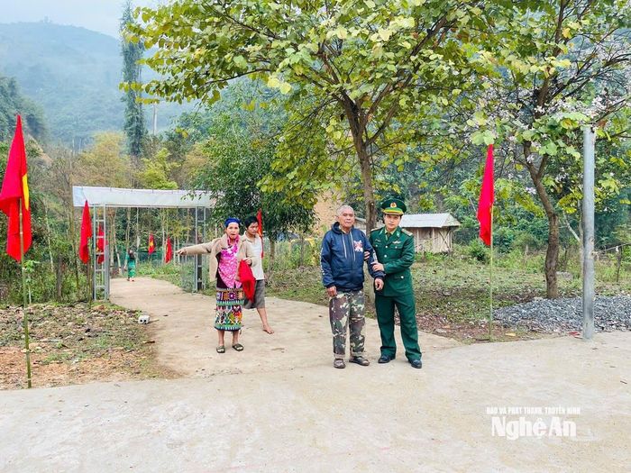 Cử tri cao tuổi ở bản Na Kho, xã Bắc Lý được Bộ đội Biên phòng hỗ trợ đến điểm bầu cử. Ảnh: P.V