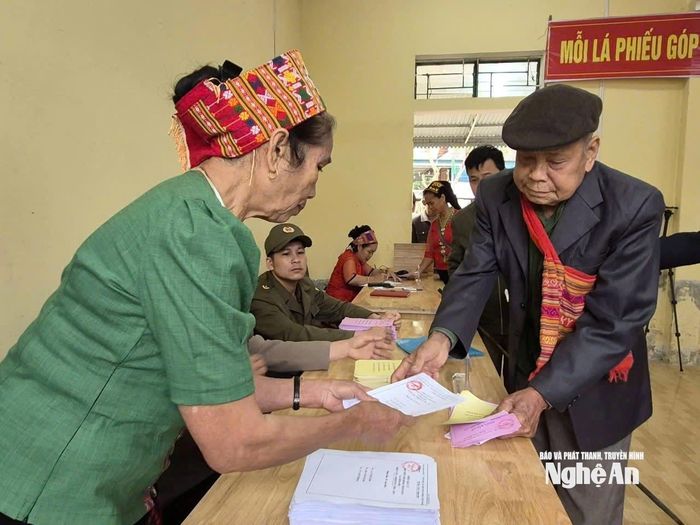 Cử tri xã Châu Khê bầu cử sớm. Ảnh: Hài Thượng