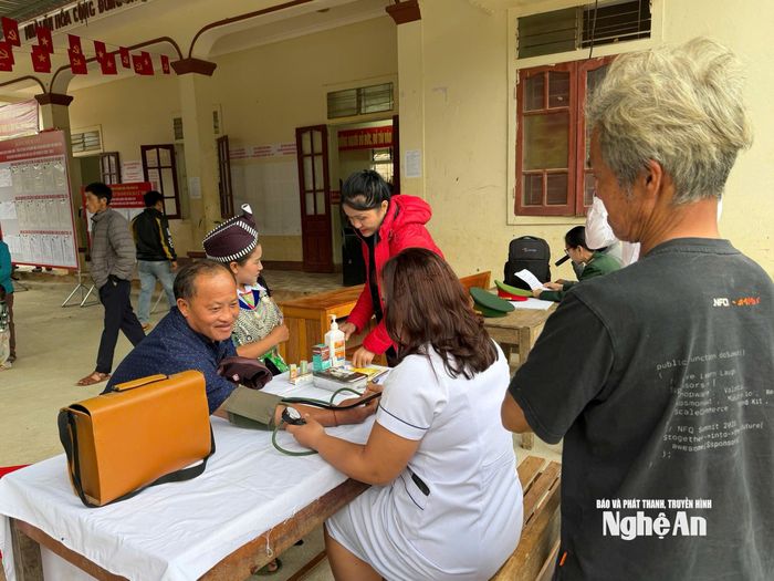 Tại khu vực bỏ phiếu số 13 (bản Huồi Sơn), sau khi cử tri bỏ phiếu bầu, chính quyền kết hợp tổ chức khám, tư vấn sức khỏe miễn phí cho người dân trên địa bàn. Ảnh: P.V
