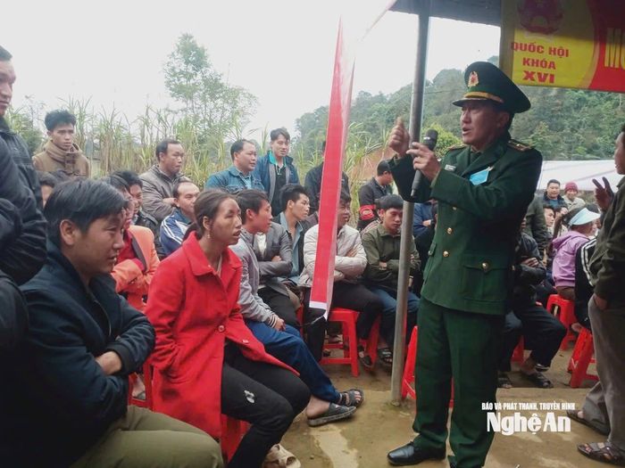 Cán bộ Đồn Biên phòng Châu Khê (đơn vị bầu cử số 1, khu vực bỏ phiếu số 3, xã Châu Khê) hướng dẫn người dân thực hiện bầu cử sớm. Ảnh: Hải Thượng