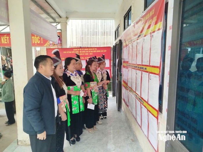 Cử tri xã Huồi Tụ đọc thông tin đại biểu trước khi bỏ phiếu lựa chọn bầu cử phiên sáng 13/3. Ảnh: P.V