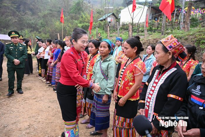 Phó Bí thư Tỉnh ủy Võ Thị Minh Sinh dự ngày bầu cử sớm ở xã biên giới Keng Đu. Ảnh: Thành Cường