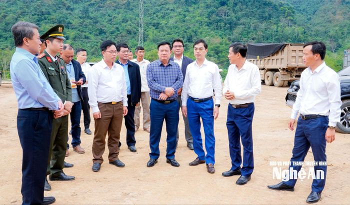 Bí thư Tỉnh ủy Nguyễn Khắc Thận kiểm tra tiến độ thi công dự án Trường Phổ thông nội trú liên cấp TH và THCS tại xã Tam Thái. Ảnh: Phạm Bằng
