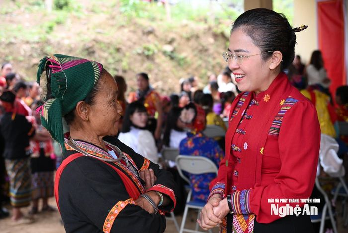 Phó Bí thư Tỉnh ủy Võ Thị Minh Sinh trò chuyện cùng cử tri bản Huồi Xui, xã Keng Đu. Ảnh: Thành Cường