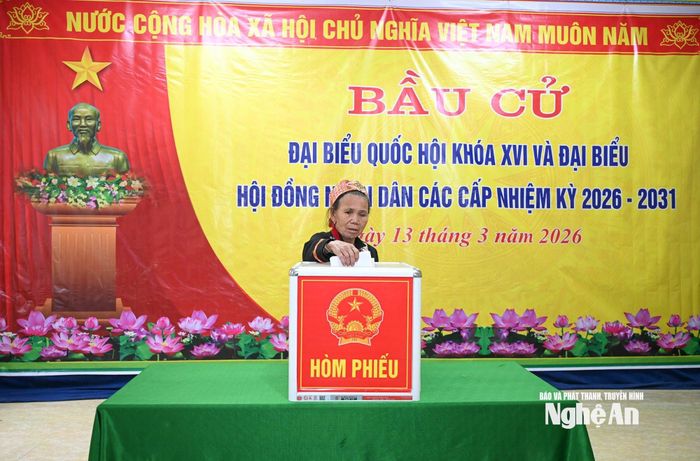Cử tri cao tuổi nhất bản Huồi Xui, xã Keng Đu thực hiện quyền và nghĩa vụ của công dân. Ảnh: Thành Cường