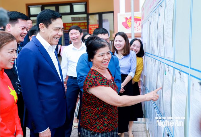 Chủ tịch UBND tỉnh Võ Trọng Hải nghe cử tri Khu vực bỏ phiếu số 3 ở xóm Đa Lạc, xã Đại Huệ chia sẻ quan điểm lựa chọn ứng cử viên sau khi đọc tiểu sử tóm tắt. Ảnh: Thành Duy
