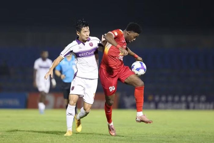  Hàng công của HLHT tỏ ra khá vô duyên khi thi đấu trận lượt đi với Becamex TP Hồ Chí Minh. Ảnh: VPF. 