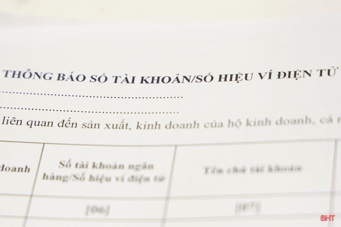 Để sẵn sàng cho kỳ kê khai thuế đầu tiên, hiện nay, các hộ kinh doanh đều đã được hướng dẫn lập Sổ doanh thu hàng hóa, dịch vụ theo mẫu S2a-HKD theo Thông tư 152/2025/TT-BTC. Sổ này sẽ ghi nhận doanh thu bán hàng hóa, dịch vụ theo từng nhóm danh mục ngành nghề kinh doanh để tính thuế GTGT, thuế TNCN cho hộ kinh doanh. Cùng với đó, hộ kinh doanh phải thông báo số tài khoản/số hiệu ví điện tử trong hoạt động sản xuất, kinh doanh cho cơ quan thuế. Theo quy định, hộ kinh doanh có doanh thu từ 500 triệu đồng/năm trở xuống chậm nhất ngày 20/4/2026 phải gửi thông báo số tài khoản ngân hàng/số hiệu ví điện tử đến cơ quan thuế quản lý trực tiếp; hộ kinh doanh có doanh thu trên 500 triệu đồng/năm thực hiện thông báo số tài khoản ngân hàng hoặc ví điện tử kèm theo tờ khai thuế đầu tiên của năm 2026.