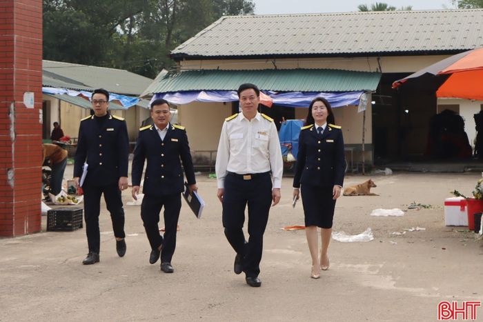 Trong 15 ngày cao điểm hỗ trợ, ngành thuế Hà Tĩnh còn đẩy mạnh công tác tuyên truyền bằng nhiều hình thức đa dạng như loa phát thanh lưu động, phát tờ rơi, đăng tải thông tin trên các nền tảng số và hệ thống truyền thanh cơ sở. Qua đó giúp hộ kinh doanh nắm rõ quy định mới về kê khai, nộp thuế, chủ động chuẩn bị sổ sách, hóa đơn chứng từ và thực hiện nghĩa vụ thuế đúng thời hạn.
