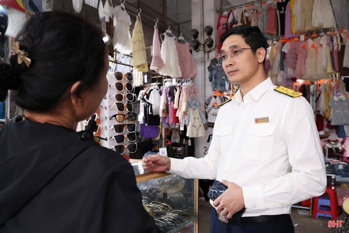  Ông Nguyễn Đức Tiến - Phó Trưởng Thuế cơ sở 1 tỉnh Hà Tĩnh cho biết: "Đơn vị quản lý số hộ kinh doanh nhiều nhất trên toàn tỉnh với hơn 16.900 hộ. Qua rà soát, hiện nay có khoảng gần 2.000 hộ có doanh thu trên 500 triệu đồng/năm sẽ phát sinh thuế phải nộp. Trong đợt cao điểm này, đơn vị huy động toàn bộ cán bộ, công chức tập trung hỗ trợ, hướng dẫn hộ kinh doanh thực hiện kê khai thuế theo đúng quy định". 